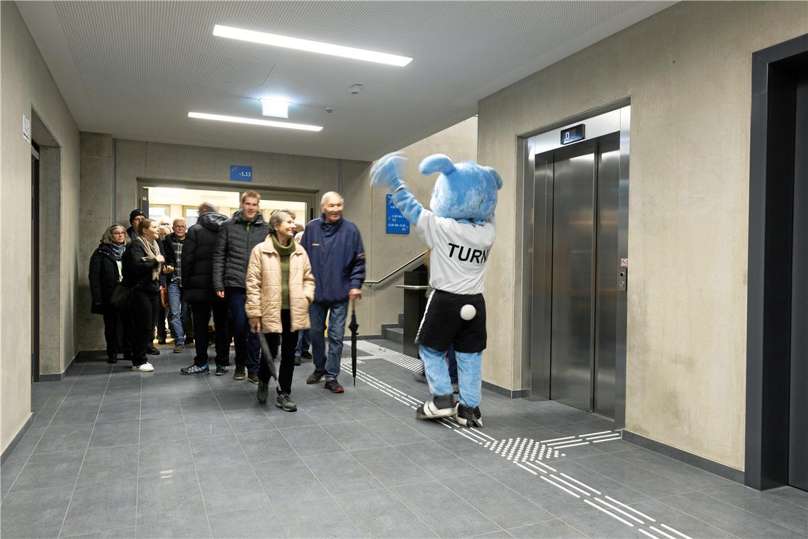 Maskottchen Turni begrüßt die Gäste.