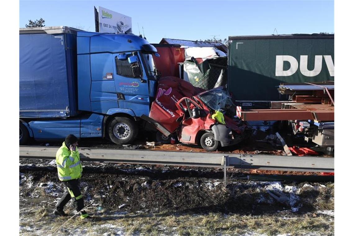 Massenkarambolage mit rund 40 Fahrzeugen in Tschechien Massenkarambolage auf der Autobahn bei Horovice. Foto: Deml Ondrej/CTK/AP/dpa
