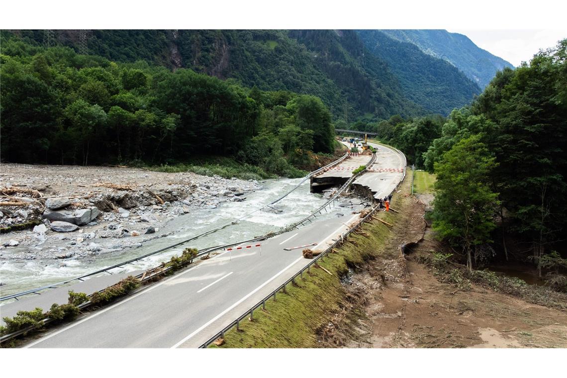 Massive Gewitter und Regenfälle führten am Freitagabend im Misox-Tal in der Südostschweiz zu einer Überschwemmungssituation mit grossflächigen Erdrutschen. Nun muss ein Teil der Autobahn A13 zwischen Lostallo und Soazza repariert werden.