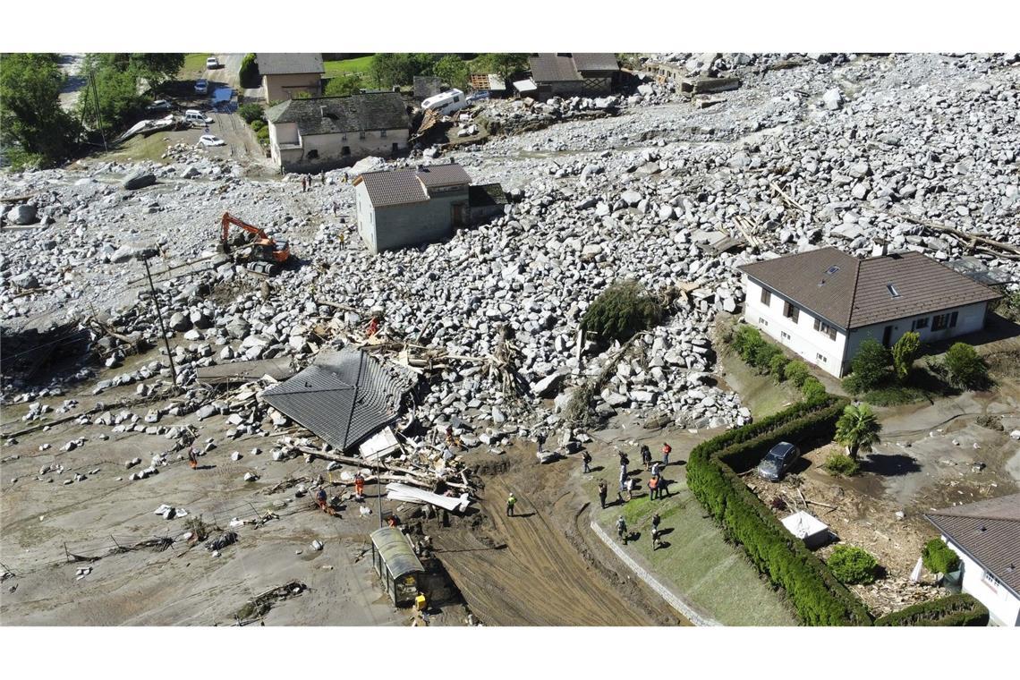 Massive Gewitter und Regenfälle haben nach einem Erdrutsch in der Schweiz zu Überschwemmungen geführt. Betroffen ist die Gemeinde Lostallo in Graubünden.