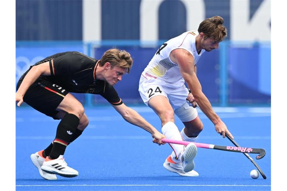 Frust bei Hockey-Team über erste Niederlage Mats Grambusch (l) im Duell mit dem Belgier Antoine Kina. Foto: Dirk Waem/BELGA/dpa