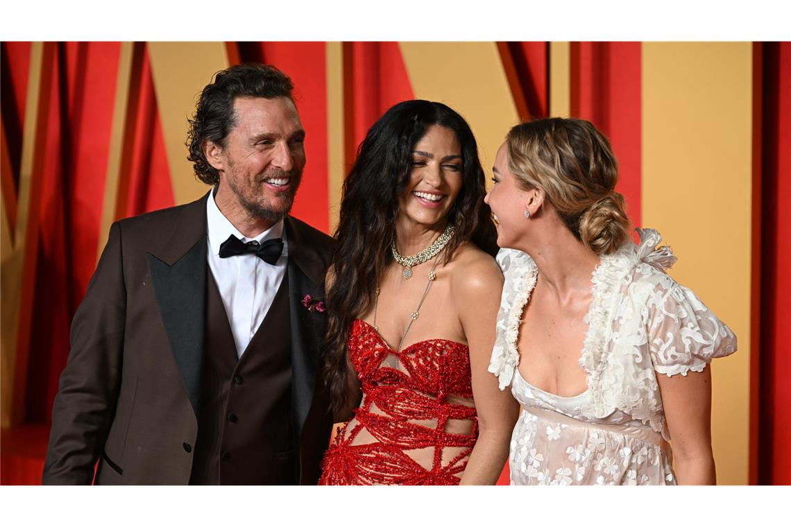 Matthew McConaughey (l-r), seine Frau Camila Alves und Schauspielerin Jennifer Lawrence  zusammen auf dem roten Teppich.