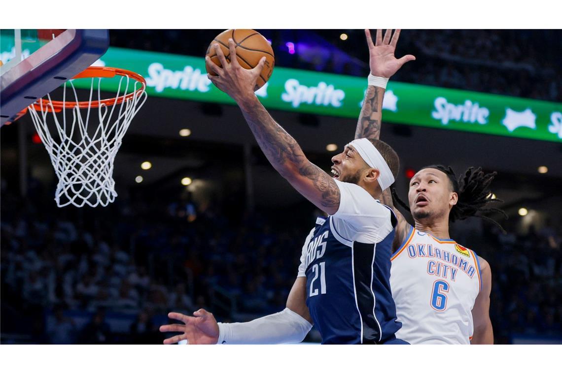 Mavericks-Center Daniel Gafford (l) zieht gegen Oklahoma-Forward Jaylin Williams zum Korb.