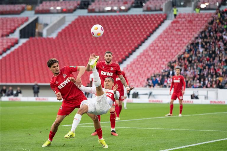 Max Finkgräfe steht beim VfB auf der Liste (links im Duell mit Enzo Millot).