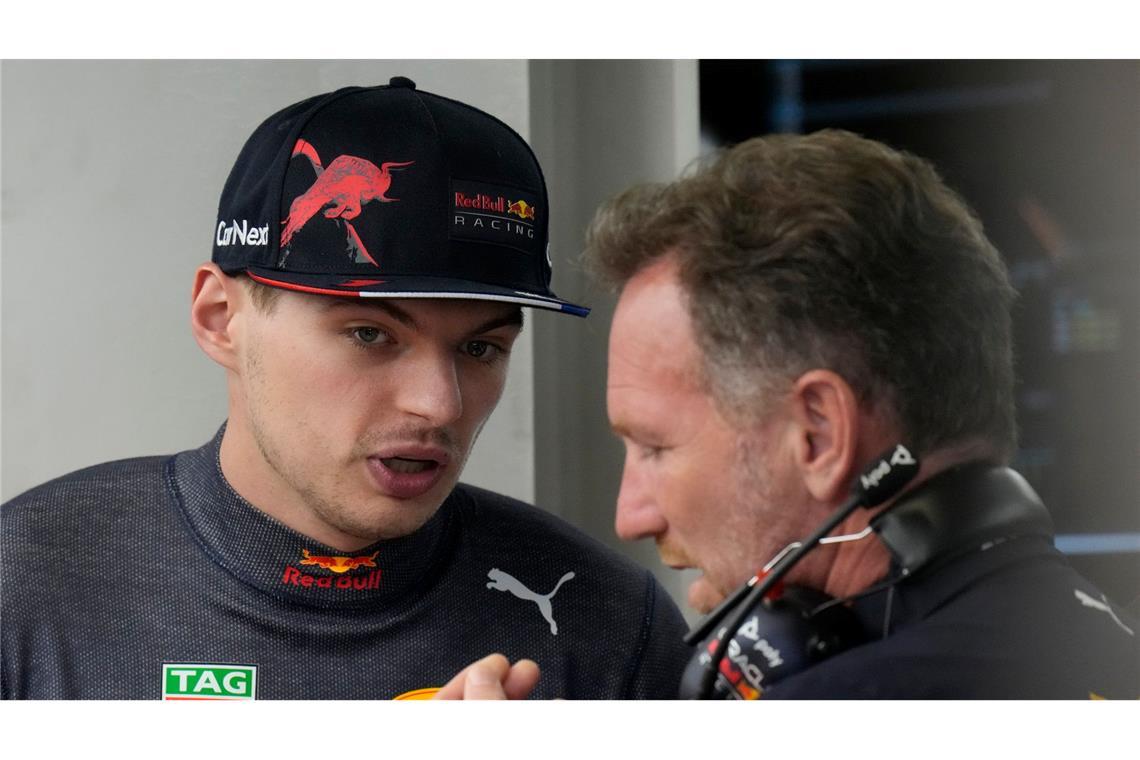 Max Verstappen (l) spricht mit Red-Bull-Teamchef Christian Horner. Ab Mittwoch test die Formel 1 in Bahrain.