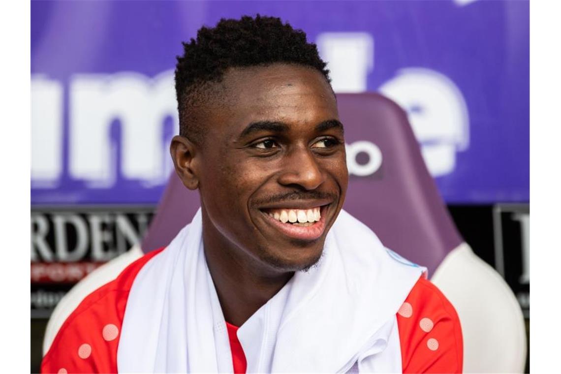 VfB Stuttgart verleiht Awoudja an Türkgücü München Maxime Awoudja sitzt auf der Ersatzbank. Foto: Robert Michael/dpa-Zentralbild/dpa/Archivbild