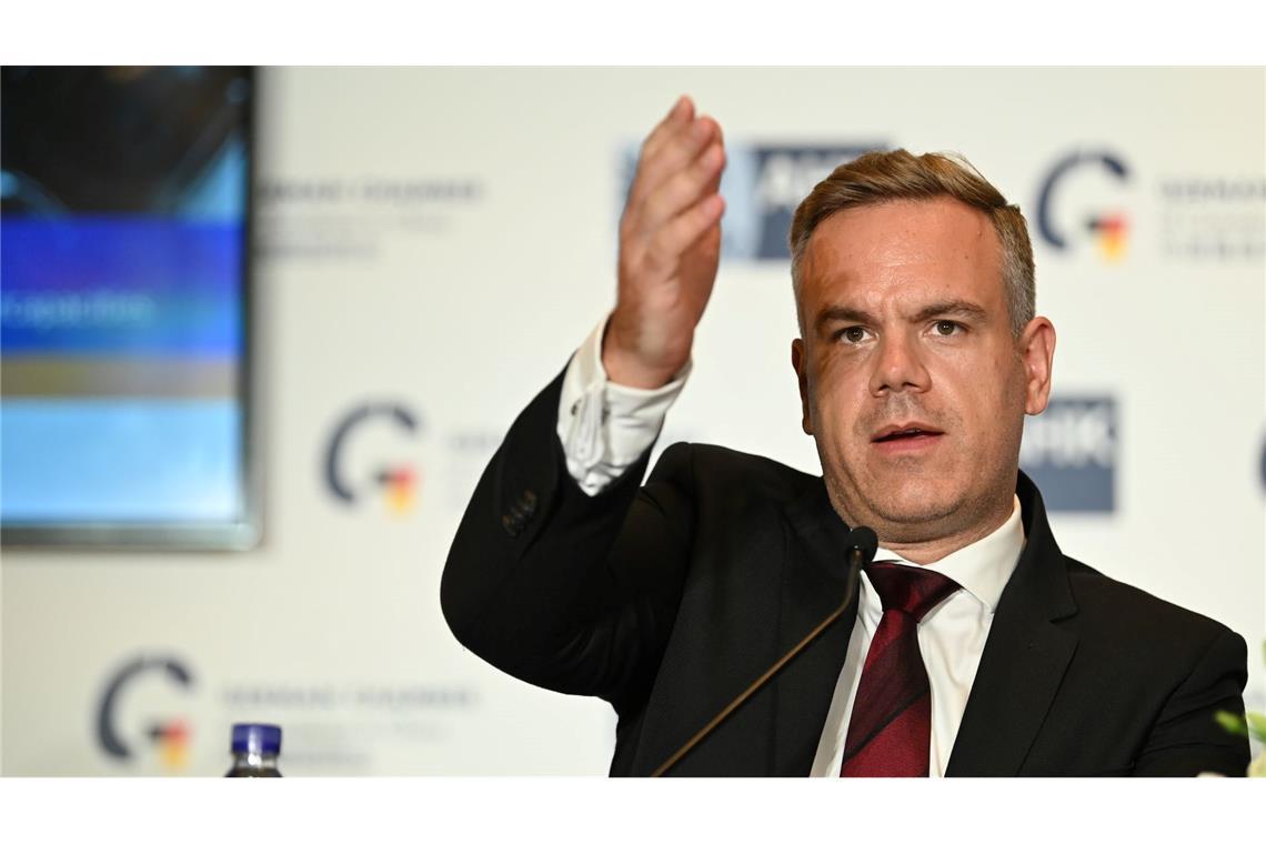 Maximilian Butek von der Deutschen Handelskammer in Ostchina spricht während einer Pressekonferenz. (Archivbild)