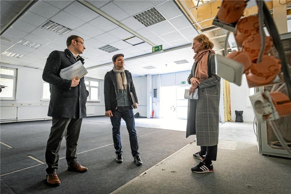 Maximilian Friedrich, Johannes Ellrott und Juliane Putzmann (von links) freuen sich beim Rundgang durch die neue Spielstätte auf dem Kaess-Areal über die gute Zusammenarbeit aller Beteiligten. Foto: Alexander Becher