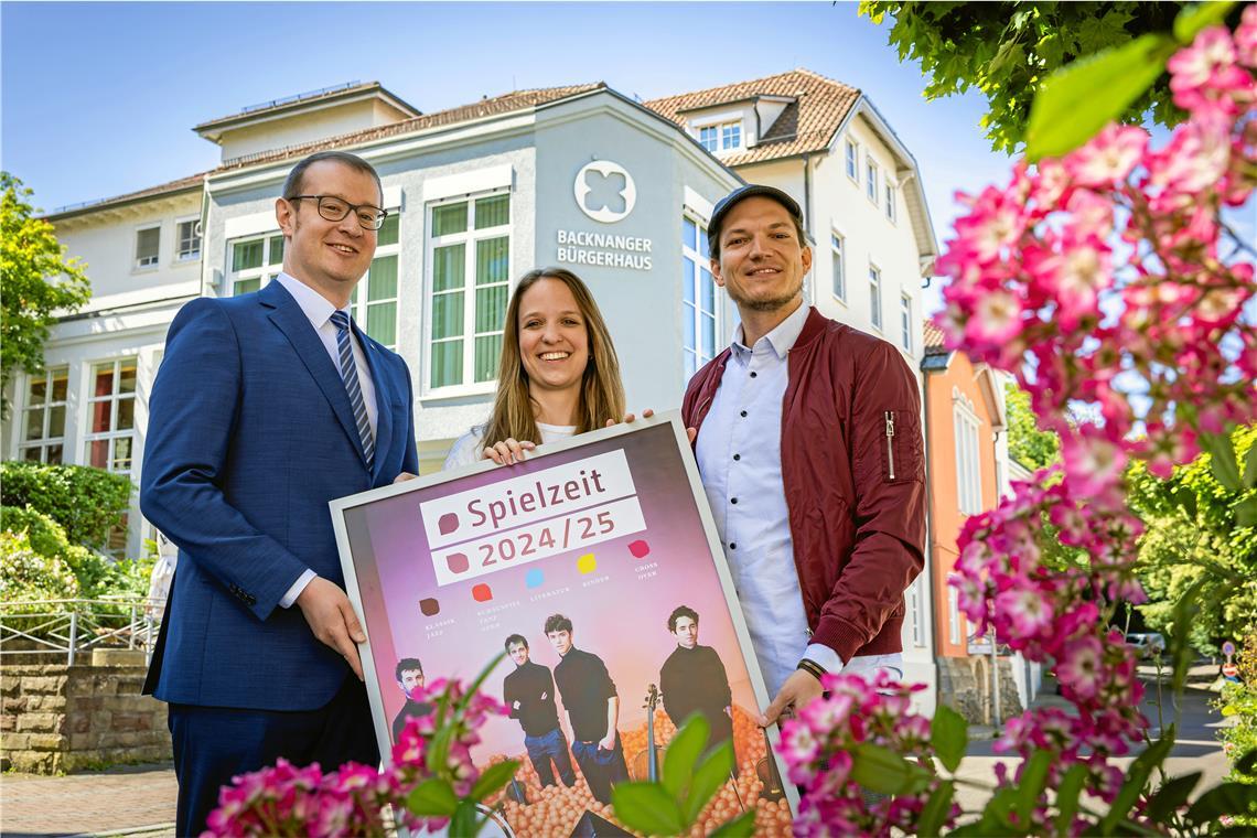 Maximilian Friedrich, Laura Reich und Johannes Ellrott (von links) freuen sich auf  das Jahresprogramm im Bürgerhaus. Der Vorverkauf startet jetzt. Foto: Alexander Becher