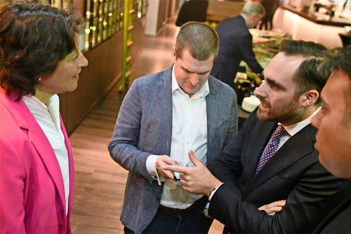 Maximilian Mörseburg (rechts) ist am Wahlabend im Gespräch mit Parteifreundin Elisabeth Schick-Ebert, die in ihrem Wahlkreis Stuttgart I unterlegen ist.  Maximilian Mörseburg hat den Wiedereinzug in den Bundestag deutlich verpasst.