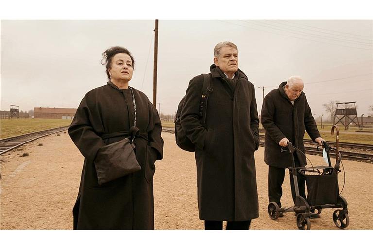 Maya Lasker-Wallfisch, Kai Höss und Hans Jürgen Höss (von links) in einer Szene des Films „Der Schatten des Kommandanten“