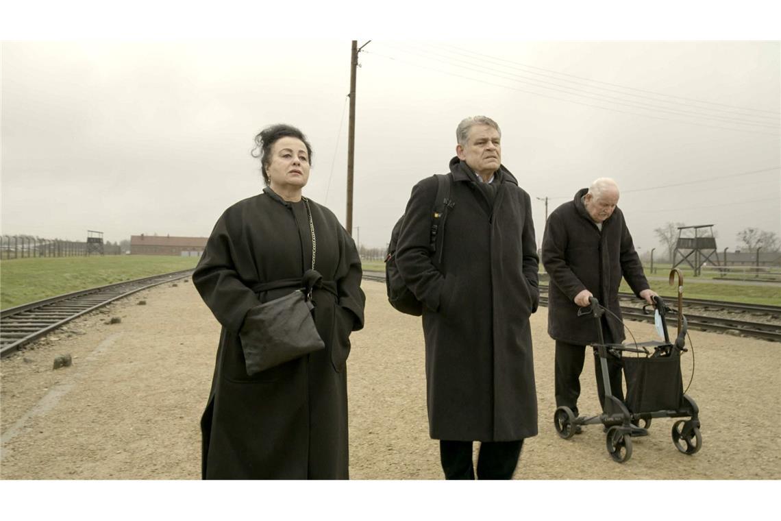 Maya Lasker-Wallfisch (l-r), Kai Höss und Hans Jürgen Höss in einer Szene des Films "Der Schatten des Kommandanten".