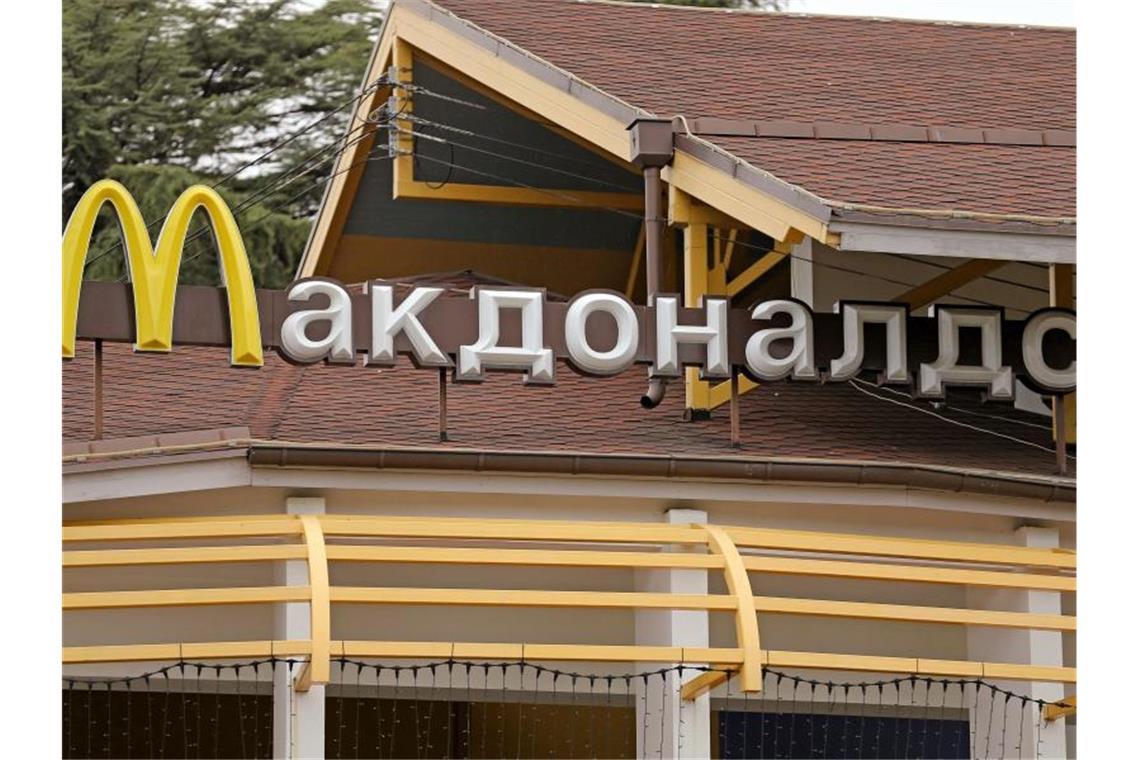 Russland droht westlichen Unternehmen mit Verstaatlichung McDonald's hatte jüngst angekündigt, seine rund 850 Filialen in Russland bis auf Weiteres zu schließen. Foto: Jan Woitas/Zentralbild/dpa