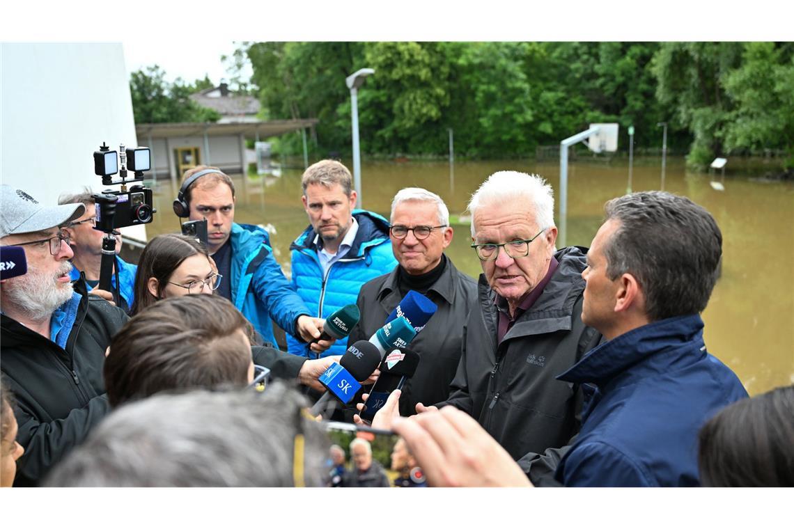 Meckenbeuren: Winfried Kretschmann (Grüne, 2.v,r), Ministerpräsident von Baden-Württemberg, und Landesinnenminister Thomas Strobl (CDU, 3.v.r.) stellen sich nach einer Besichtigung der Hochwasserschäden den Fragen der Journalisten.