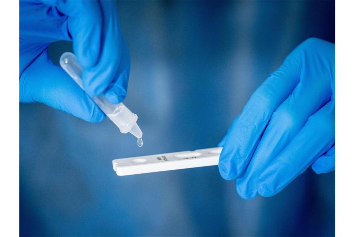 Mehrere Konzerne im Südwesten weiten Corona-Testangebot aus Medizinisch geschultes Personal führt einen Corona-Schnelltest durch. Foto: Kay Nietfeld/dpa