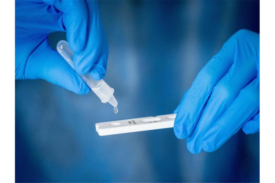 Corona-Inzidenz im Südwesten geht weiter nach oben Medizinisch geschultes Personal führt einen Corona-Schnelltest durch. Foto: Kay Nietfeld/dpa/Symbolbild