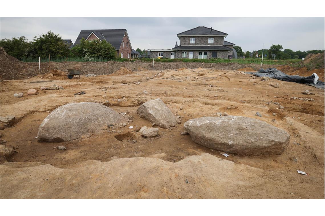 Megalithen aus dem Mittelneolithikum (ca. 3200 v. C.) liegen im Grabungsfeld bei archäologischen Ausgrabungen zweier unbekannter Großsteingräber.