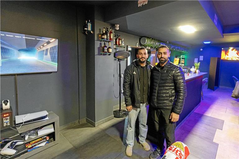 Mehmet (rechts) und Ramazan Inan betreiben die neue Bar. Dort gibt es auch PS5s, die über Münzeinwurf spielbar sind. Foto: Alexander Becher