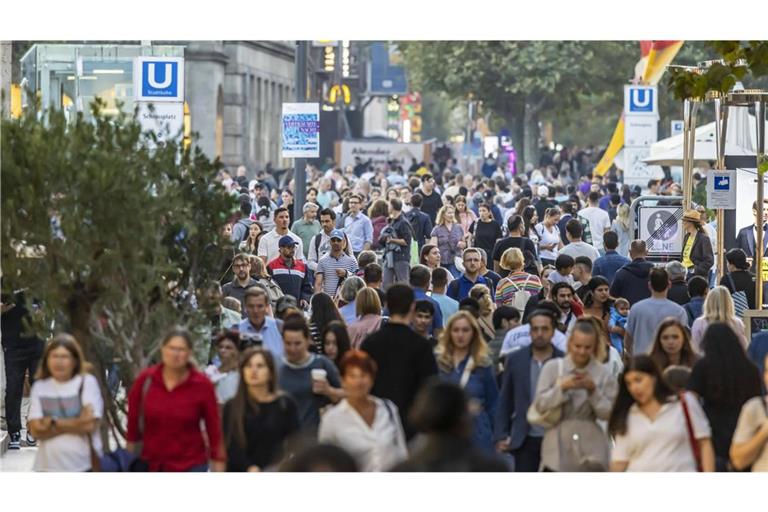 Mehr als 10 Millionen wurden in diesem Jahr auf der Königstraße in Stuttgart gezählt.  (Symbolbild)