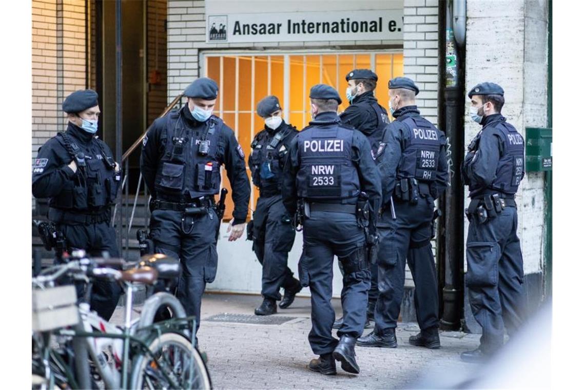 Seehofer verbietet Salafisten-Verein Ansaar Mehr als 1000 Beamte waren bei Durchsuchungen in zehn Bundesländern im Einsatz. Foto: Marcel Kusch/dpa