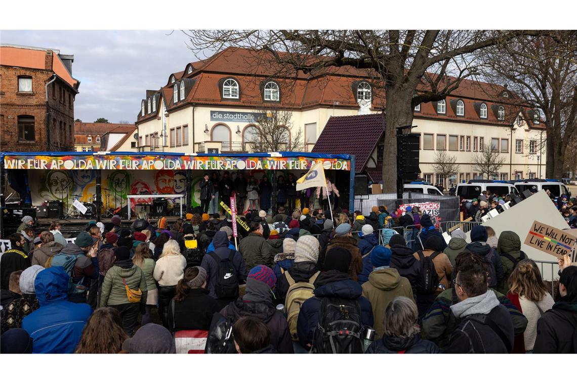 Mehr als 1.000 Menschen demonstrieren laut Polizei gegen die Veranstaltung der JA in der Stadthalle Apolda.