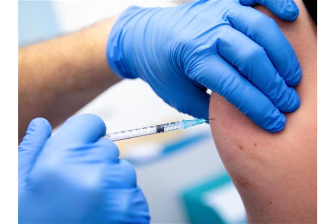 RKI: Bisher mehr als 130.000 Impfungen gegen Corona Mehr als 130.000 Menschen sind bisher in Deutschland gegen das Coronavirus geimpft worden. Foto: Sven Hoppe/dpa