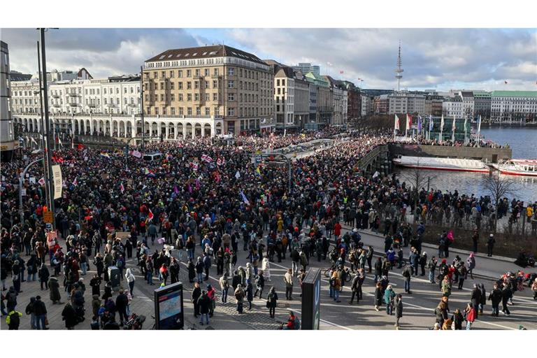 Mehr als 20.000 Menschen nahmen nach Polizeiangaben an der Kundgebung in Hamburg teil - mehr als 5.000 an einer weiteren.