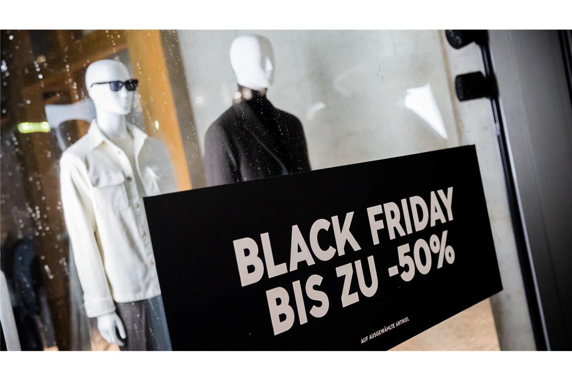 Mehr als 80 Prozent der Menschen in Deutschland wollen die Rabattaktionen rund um den Black Friday nutzen und auf Schnäppchenjagd gehen.