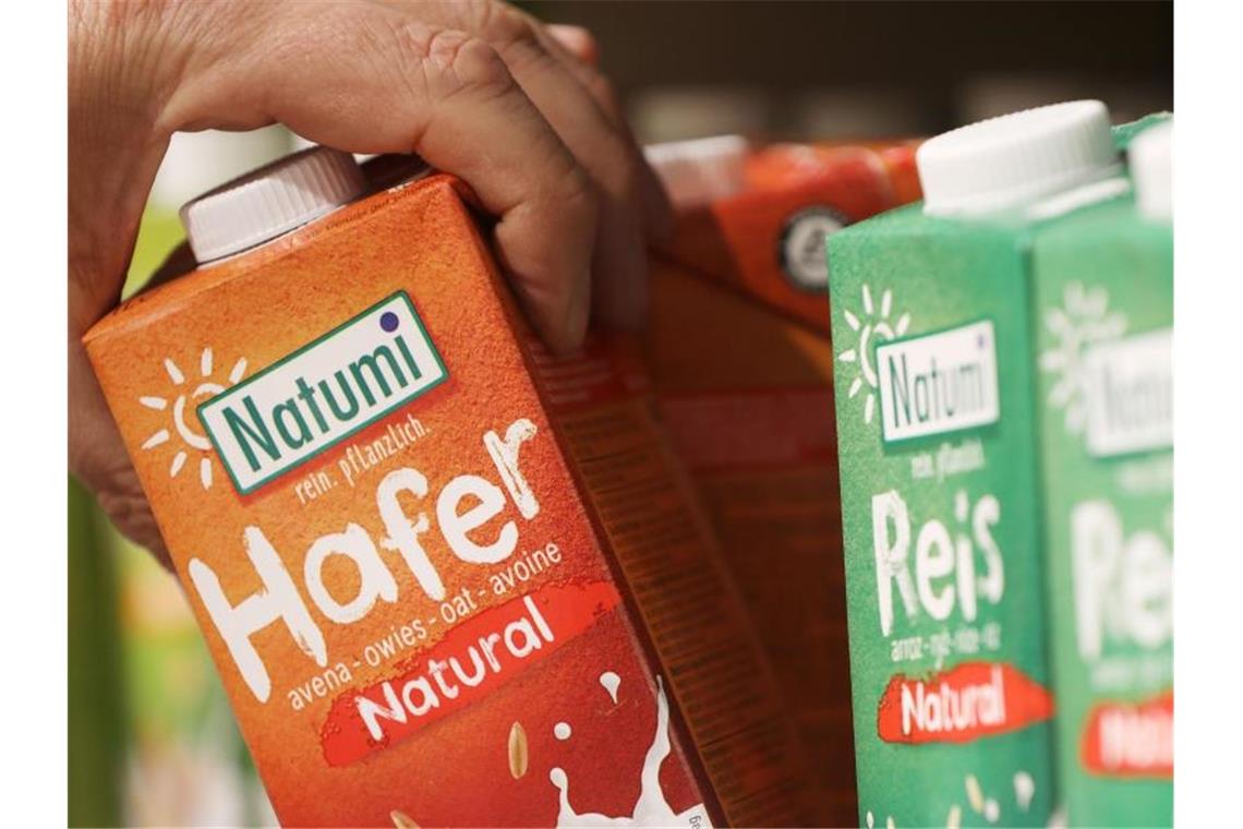 Pflanzliche Alternativen: Die Milch bekommt Konkurrenz Mehr als jeder dritte Haushalt in Deutschland kauft bereits pflanzliche Milchalternativen. Foto: Oliver Berg/dpa