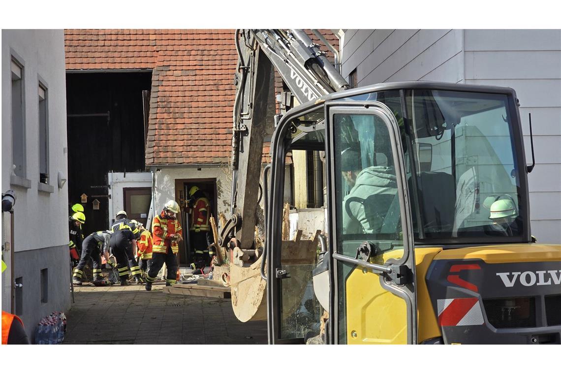 Mehr als zwei Dutzend Kräfte von Feuerwehr und Technischem Hilfswerk sind im Einsatz. (Symbolbild)