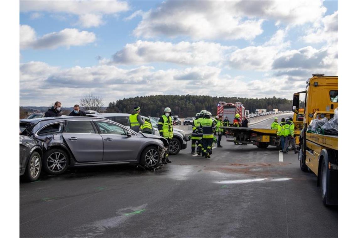 Mehrere Autos stehen an einer Unfallstelle auf der A9. Foto: ---/vifogra/dpa