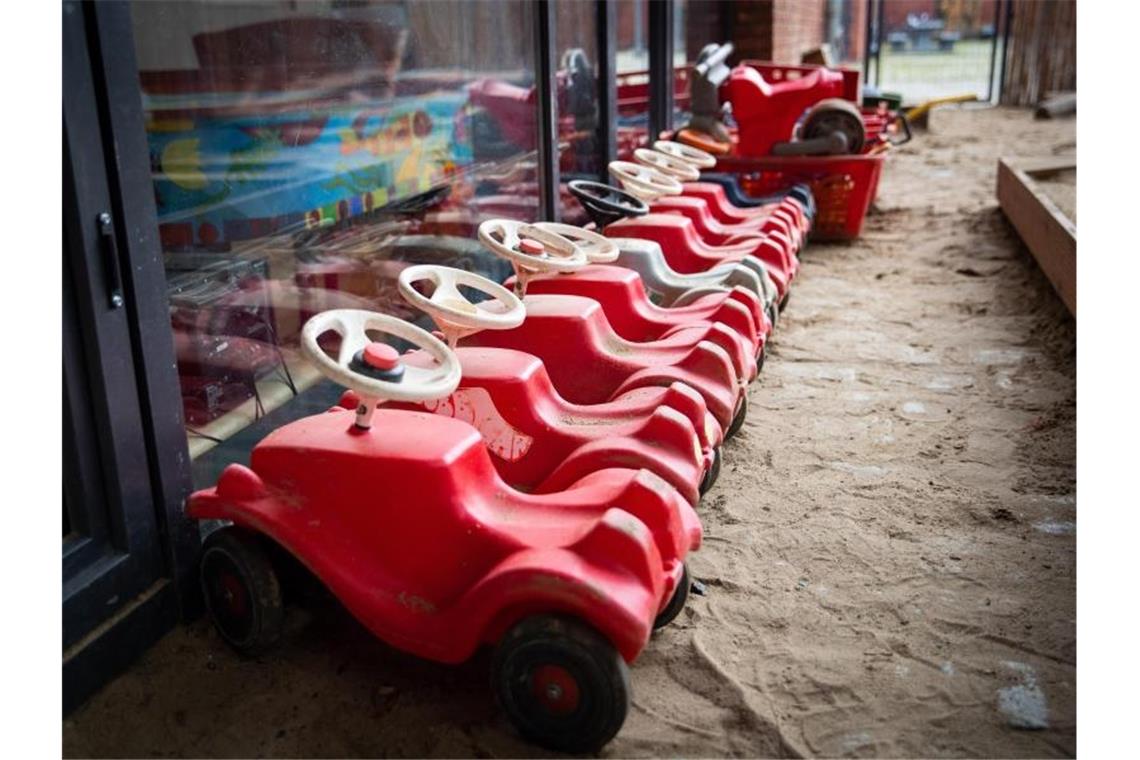 Mehrere Bobbycars stehen auf dem Spielplatz eines Kindergartens. Foto: Christian Charisius/dpa/Symbolbild