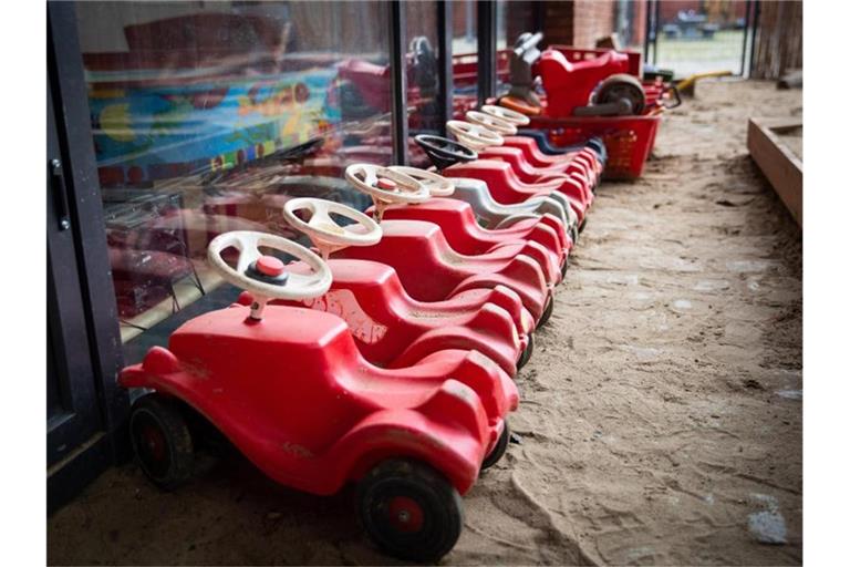 Mehrere Bobbycars stehen auf dem Spielplatz eines Kindergartens. Foto: Christian Charisius/dpa/Symbolbild