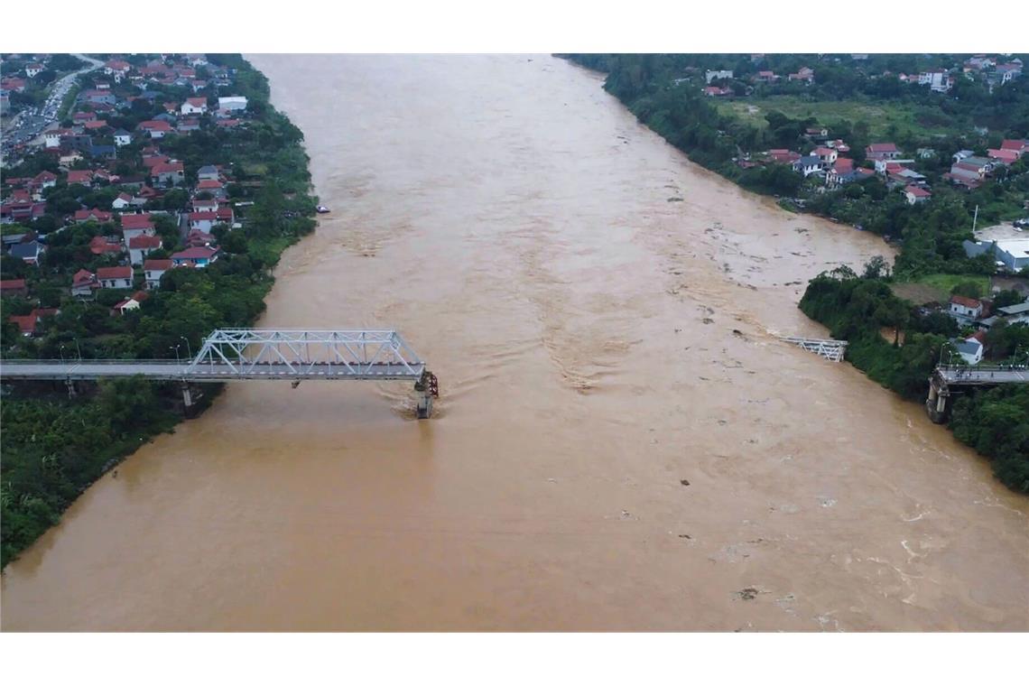 Mehrere Fahrzeuge sollen in den Roten Fluss gestürzt sein.