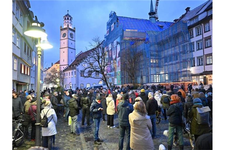 Mehrere hundert Demonstranten stehen auf dem Marienplatz in Ravensburg zusammen. Foto: Felix Kästle/dpa