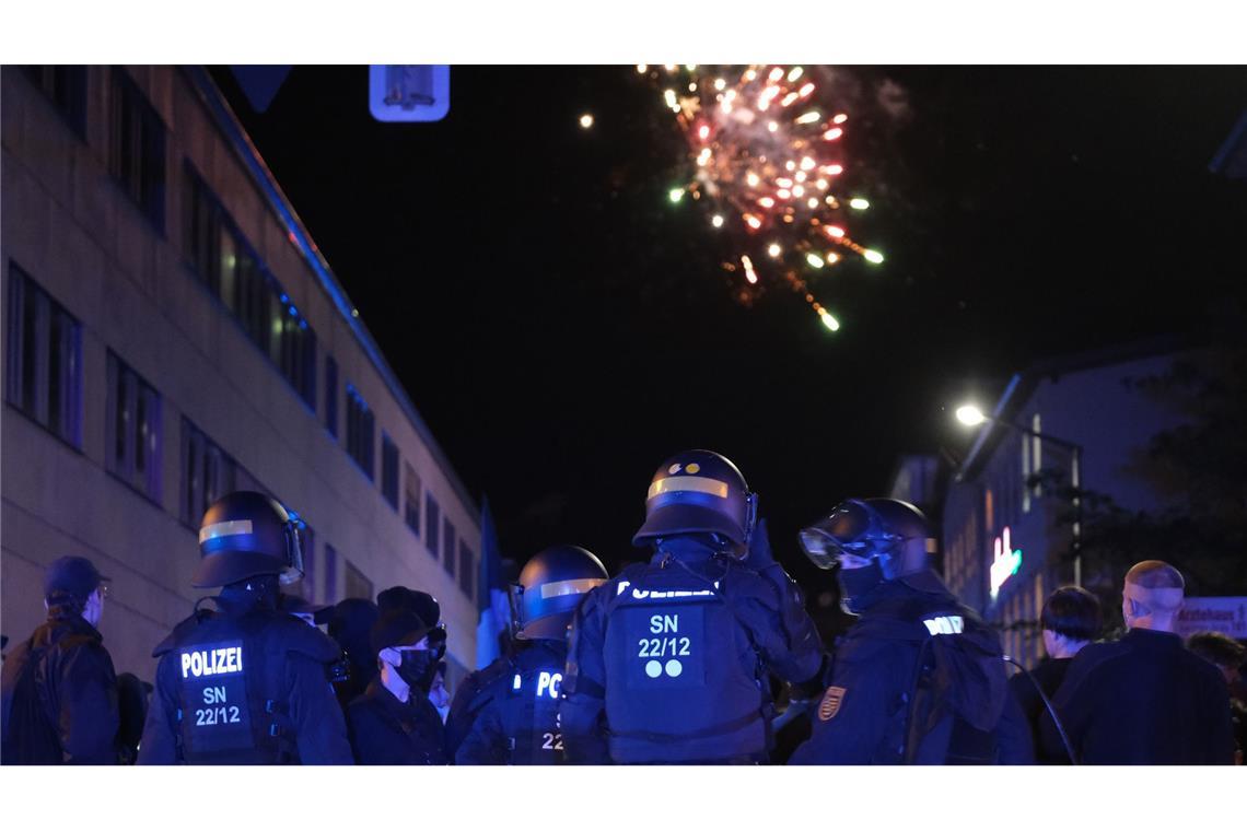 Mehrere hundert Menschen beteiligten sich an einer sogenannten antifaschistisch-feministischen Demonstration in Leipzig.