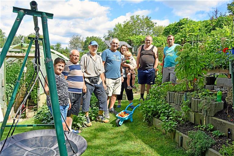 Mehrere Kleingärtnerfamilien treffen sich oft in der Anlage am Krähenbach (wie hier im Garten der Familie Dušan). Von links: Marika und Georgievska Dušan, Nikolai, Viktor Braun, Olga Lorenz mit Artjom-Wladimir auf dem Arm, Richard und Jakob Aumann. Fotos: Tobias Sellmaier 