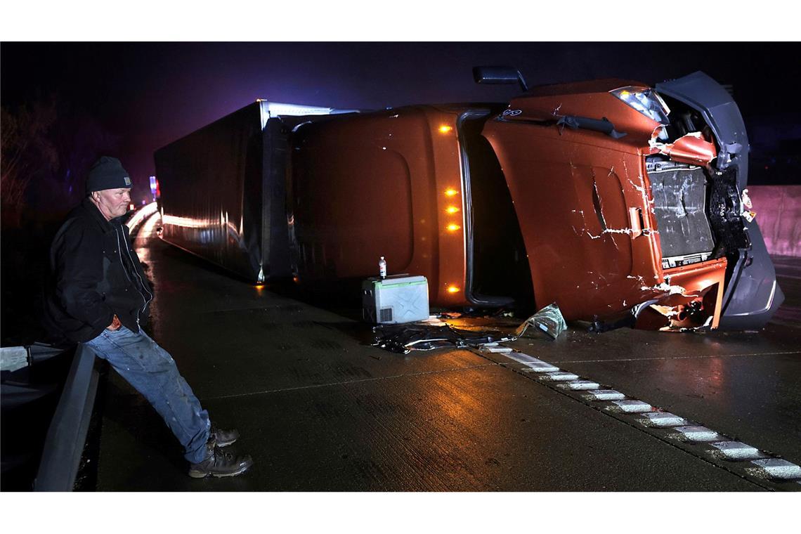 Mehrere Lastwagen kippen um.