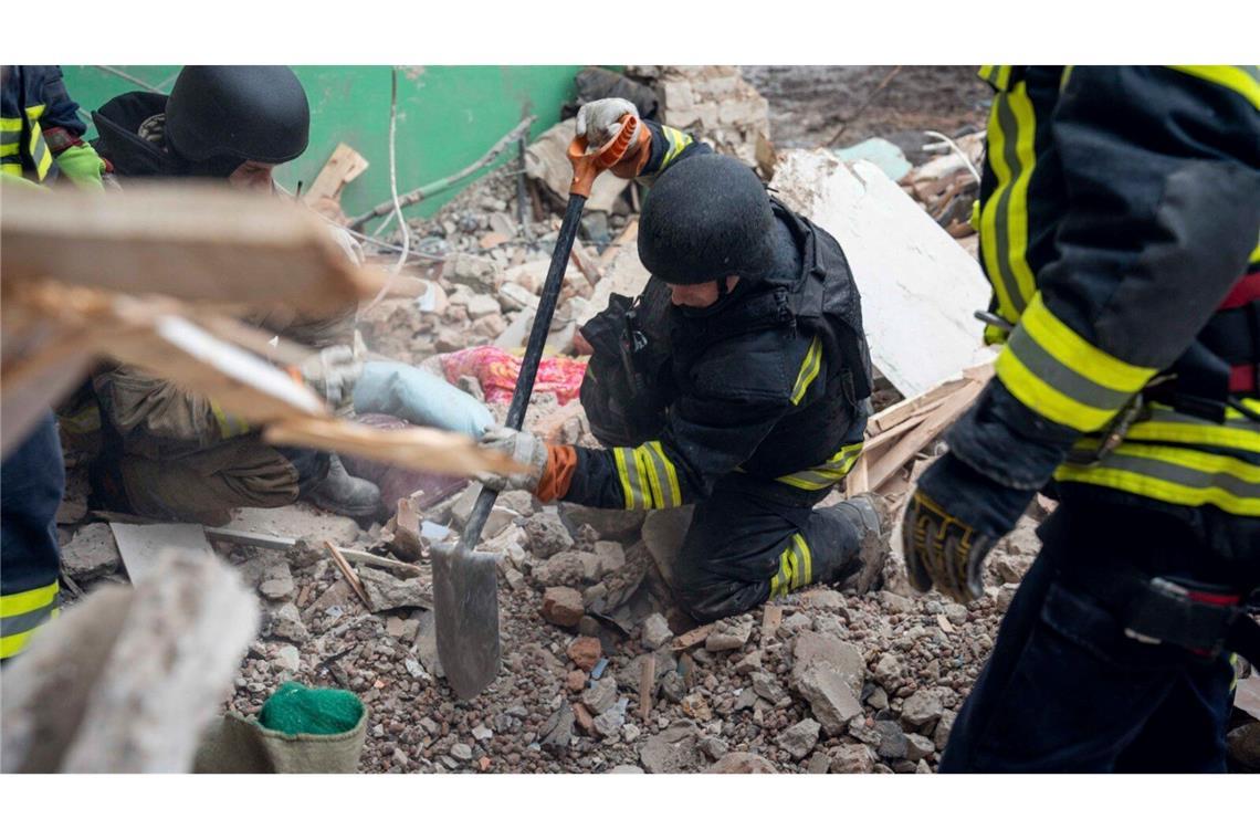 Mehrere Menschen wurden bei dem Drohnentreffer auf ein Haus in Hluchiw getötet.