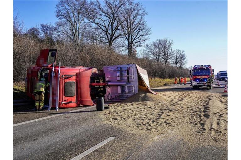 Mehrere Tonnen Gerste liegen nach einem Unfall auf der Autobahn 8. Foto: Kohls/SDMG/dpa