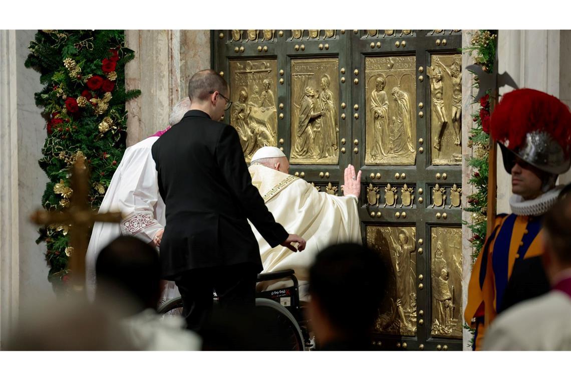 Mehrmals klopfte der Papst an die Tür, woraufhin Helfer diese von innen öffneten.