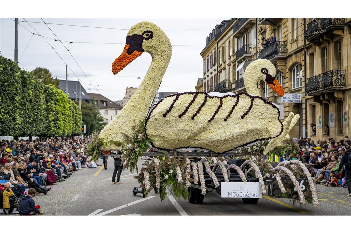 Mein lieber Schwan! Ein Blumenwagen fährt während des „Grand Corso fleuri“, der Hauptattraktion beim Weinlesefest, durch die Innenstadt von Neuchatel in der Schweiz.