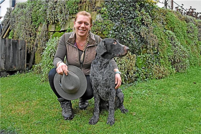 Melanie Müller und Douglas aus Großaspach sind Jäger aus Leidenschaft. Foto: Tobias Sellmaier