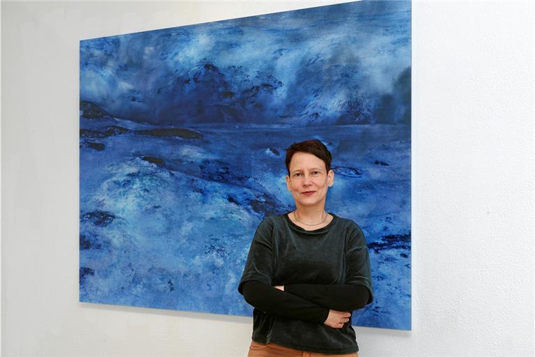 Melanie Wiora vor dem Bild Nummer 29 ihrer Serie „Natura“. Die Fotografien tragen bewusst keinen Titel, um mehr Wahrnehmungsspielraum zu eröffnen. Foto: J. Fiedler