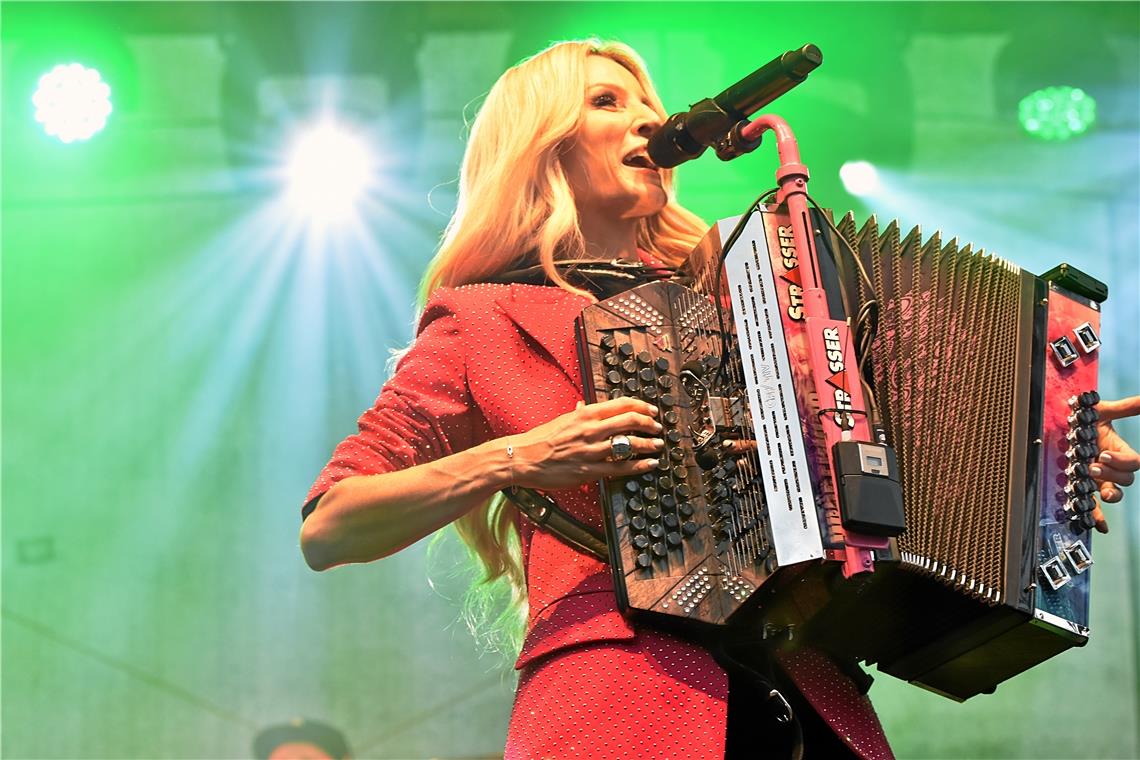 Melissa Naschenweng genießt es, mit ihrer steirischen Harmonika im Rampenlicht zu stehen.