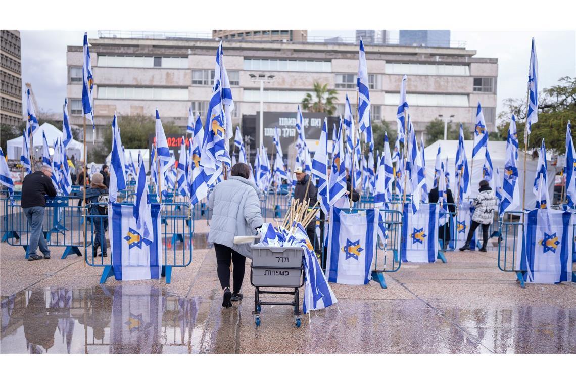 Menschen auf dem Platz der Geiseln in Tel Aviv.