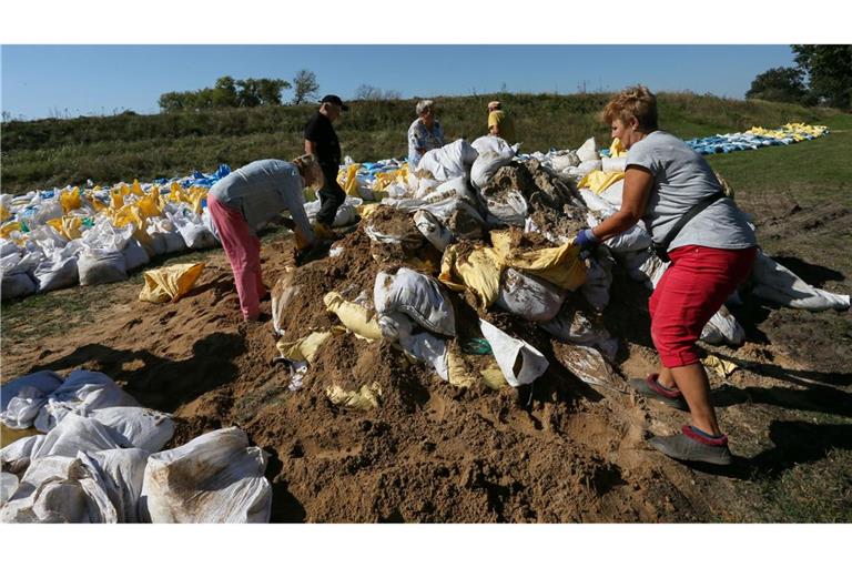 Menschen bauen in Polen mit Sandsäcken Barrieren gegen das Hochwasser.