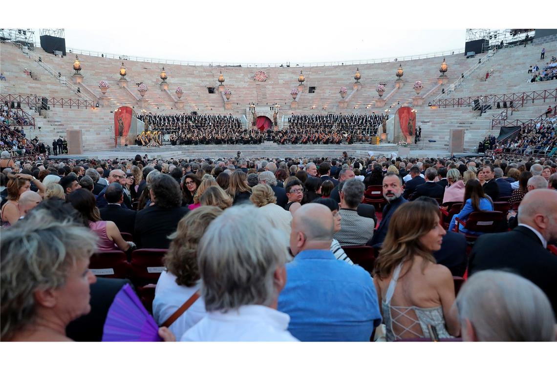 Menschen besuchen ein Galakonzert in der Arena von Verona, um die Anerkennung der italienischen Opernkunst durch die UNESCO zu feiern, in Verona, Italien.