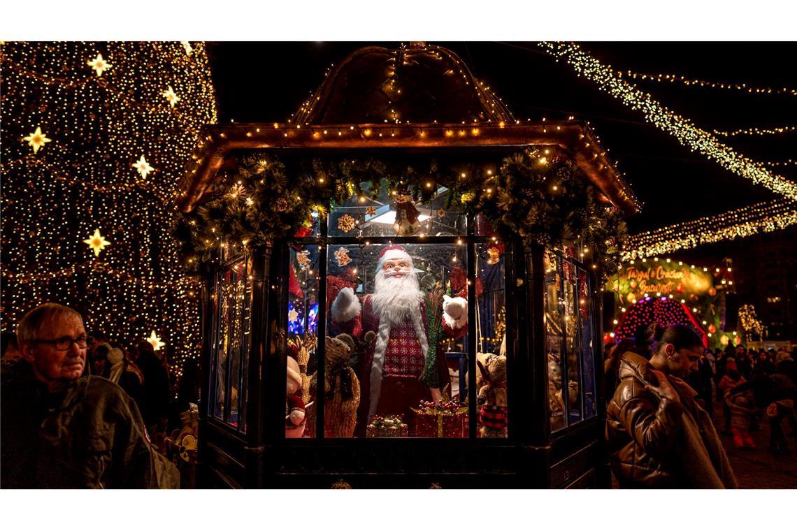 Menschen besuchen einen Weihnachtsmarkt in Bukarest.