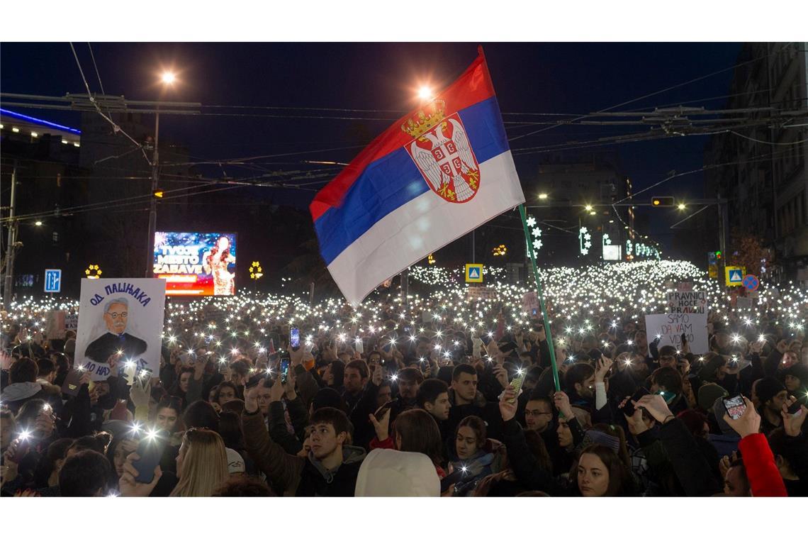 Menschen demonstrieren in Belgrad gegen den populistischen Präsidenten Vucic und seine Regierung.